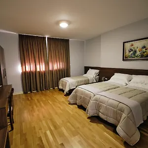 In Center تيرانا